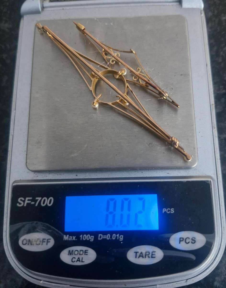 8.02g gold Brooches minimum 9ct gold. Gold tested.
