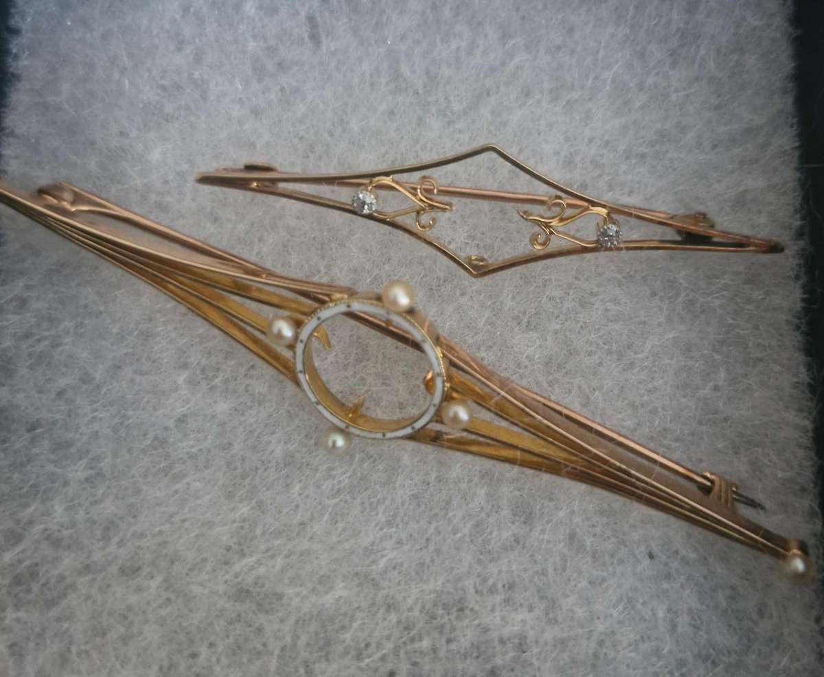 8.02g gold Brooches minimum 9ct gold. Gold tested.