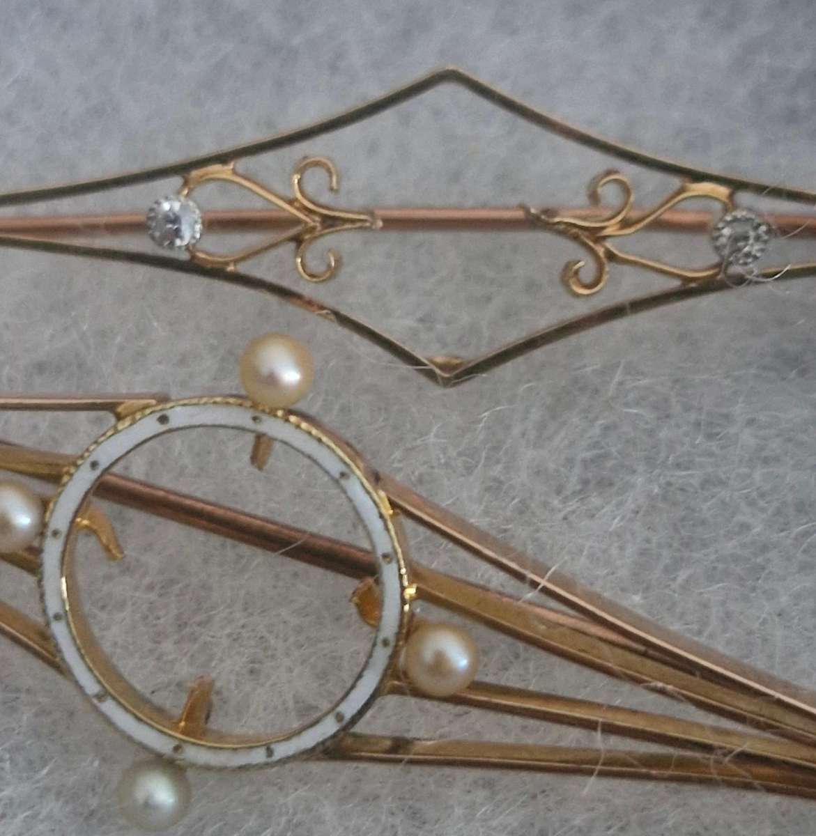 8.02g gold Brooches minimum 9ct gold. Gold tested.