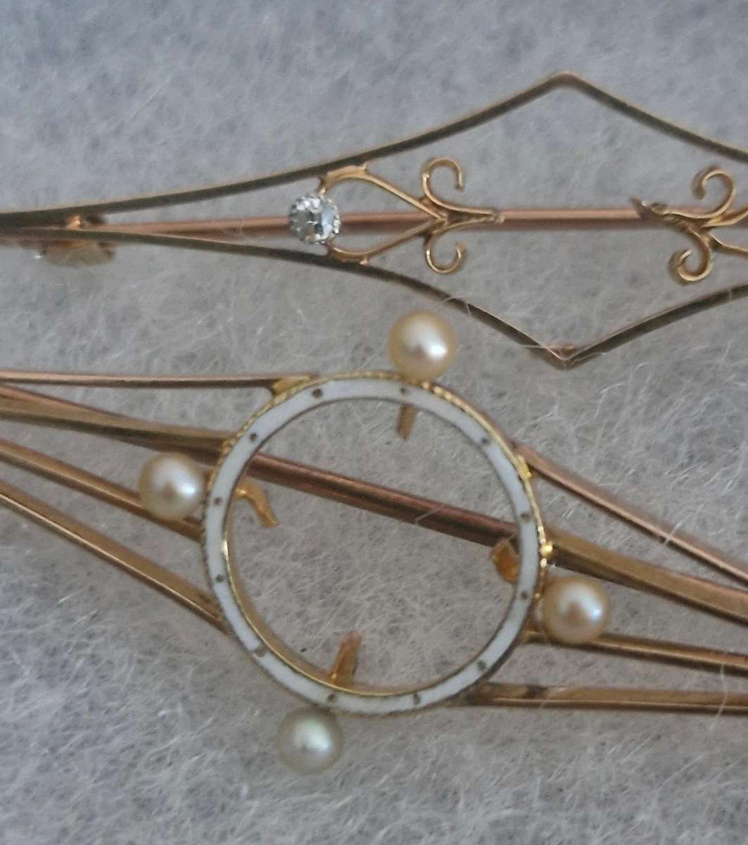 8.02g gold Brooches minimum 9ct gold. Gold tested.