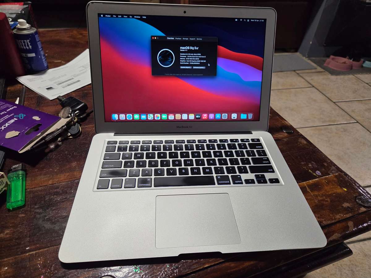 13" MacBook Air 2015  1.6 GHz Core i5 / 8gb / 250Gb flash drive