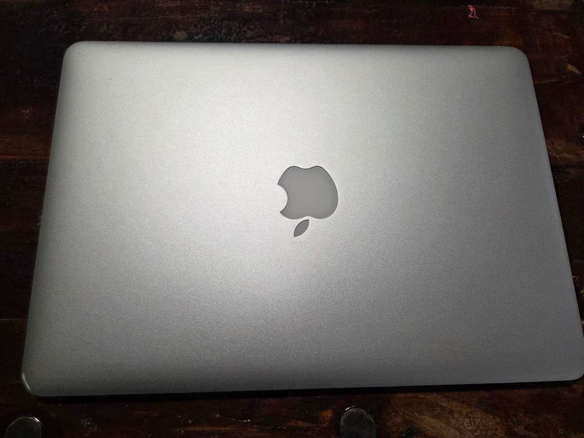 13" MacBook Air 2015  1.6 GHz Core i5 / 8gb / 250Gb flash drive