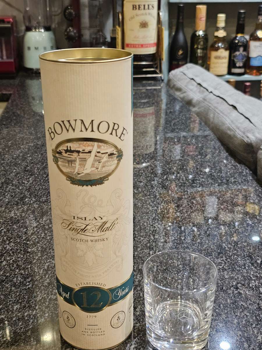 Bowmore 12 Year Old - Old Bottling Islay Single Malt Whisky