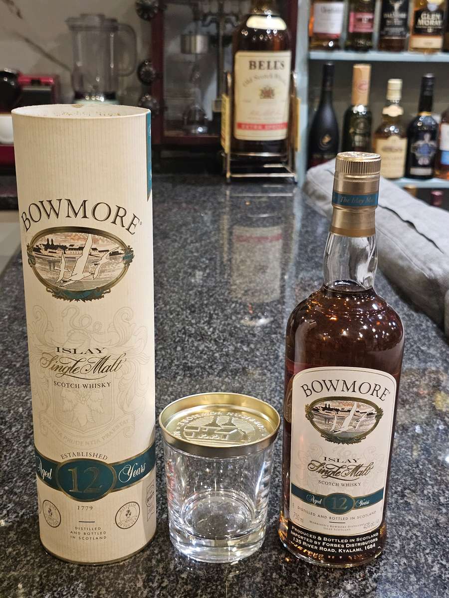Bowmore 12 Year Old - Old Bottling Islay Single Malt Whisky
