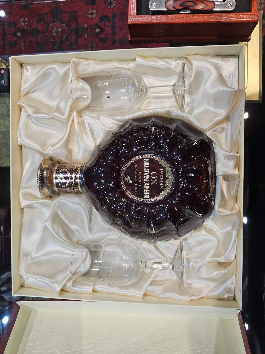 Remy martin XO Special With Certificate of Origin and 2 Cellarmasters Glasses