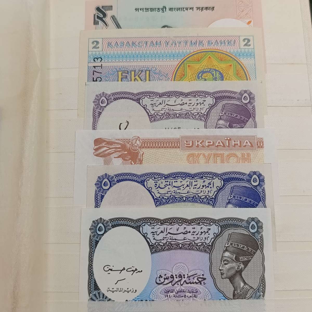 Lot of 100 world banknotes - mostly uncirculated