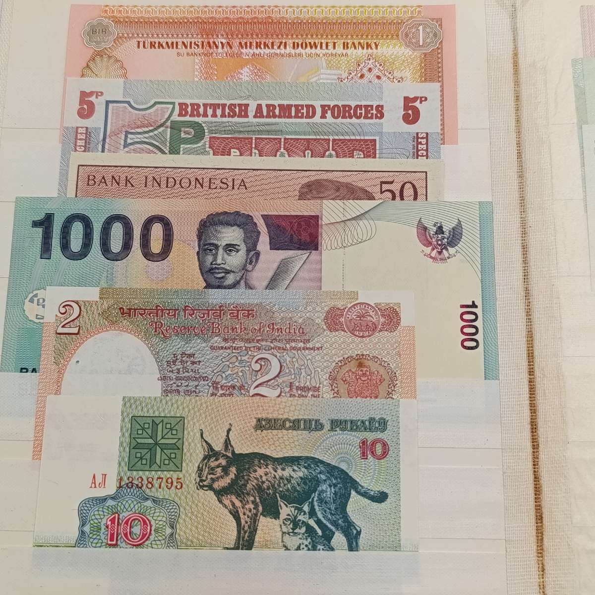 Lot of 100 world banknotes - mostly uncirculated