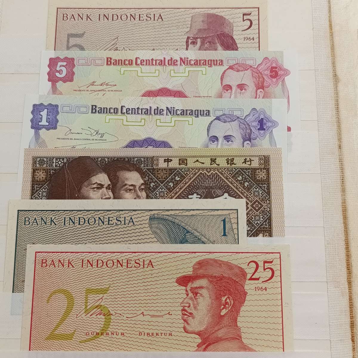 Lot of 100 world banknotes - mostly uncirculated