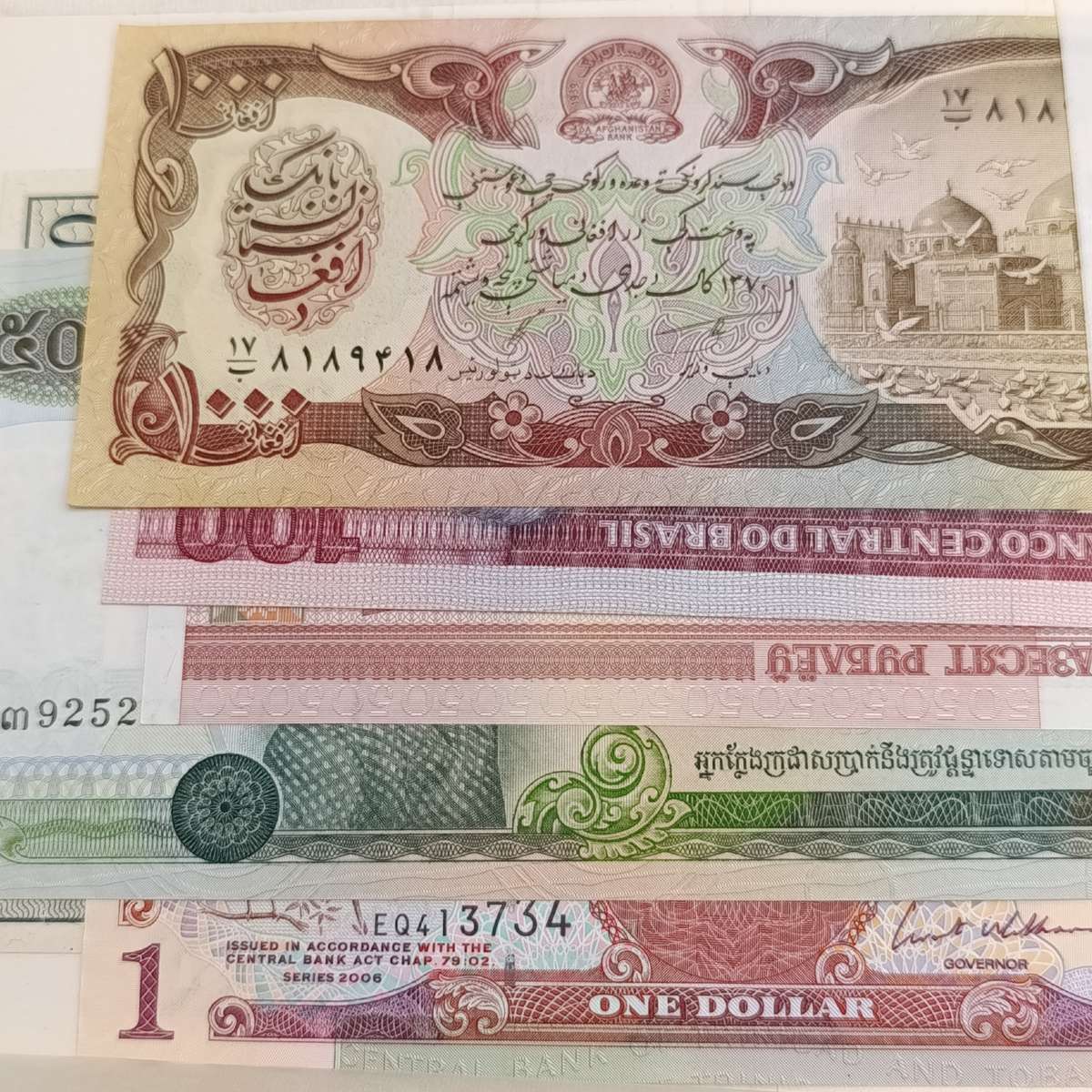 Lot of 100 world banknotes - mostly uncirculated