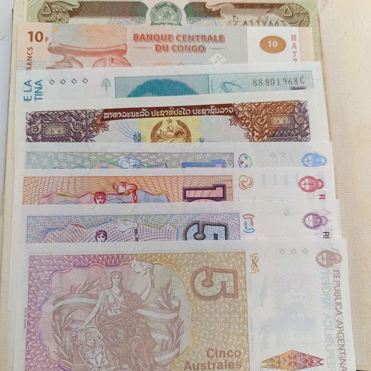 Lot of 100 world banknotes - mostly uncirculated