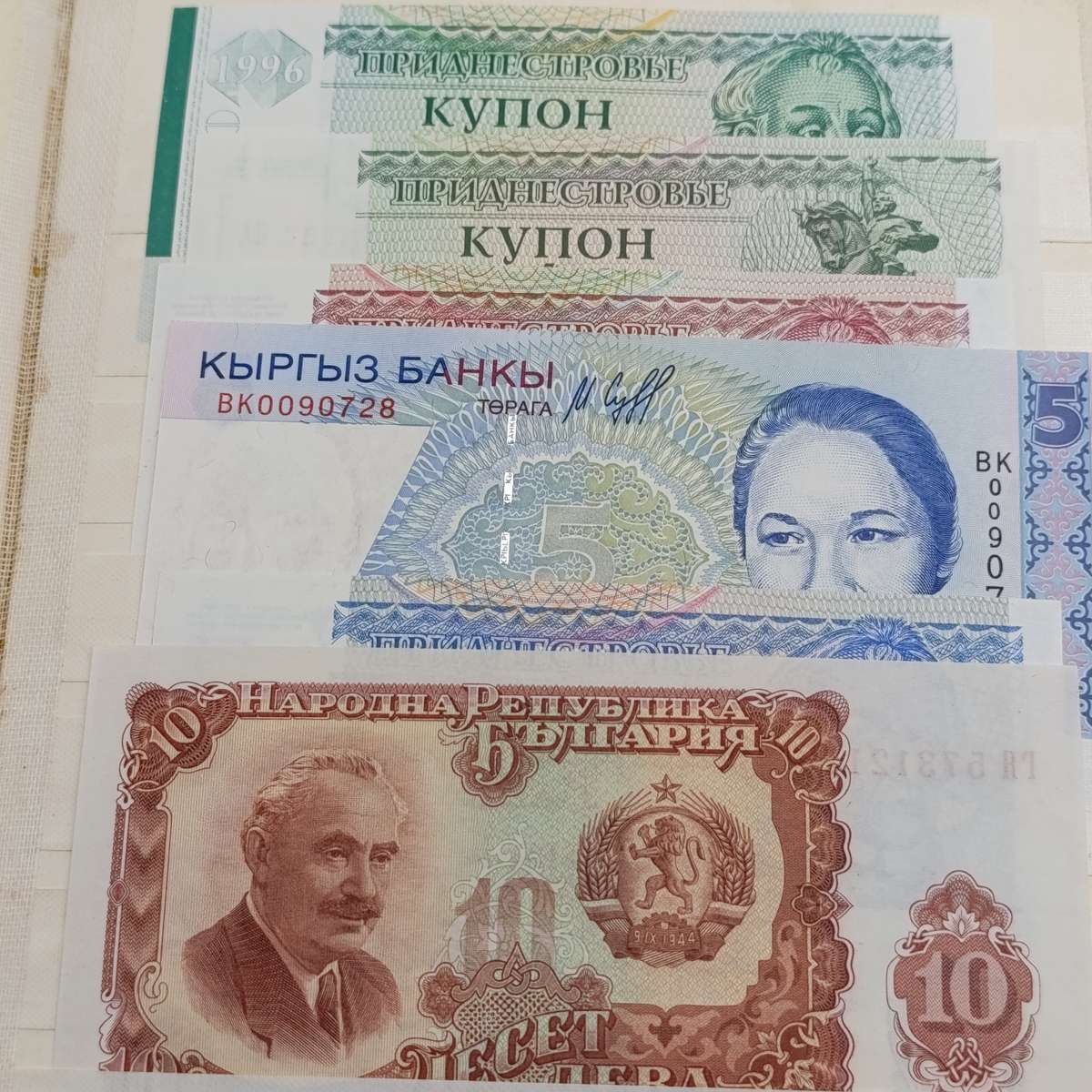 Lot of 100 world banknotes - mostly uncirculated