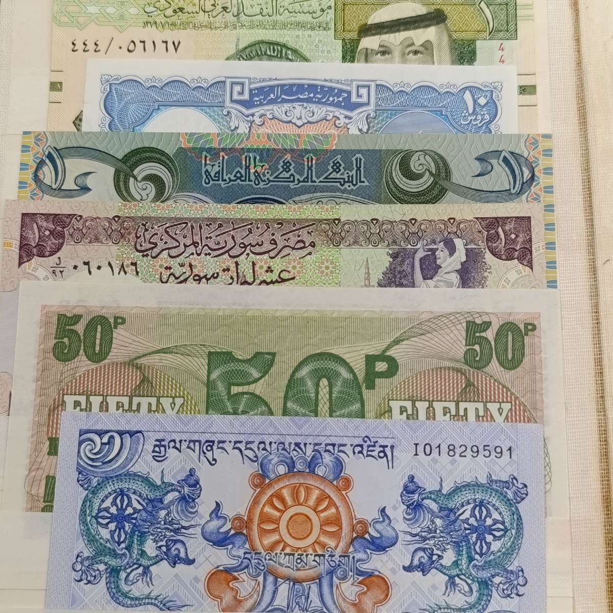 Lot of 100 world banknotes - mostly uncirculated