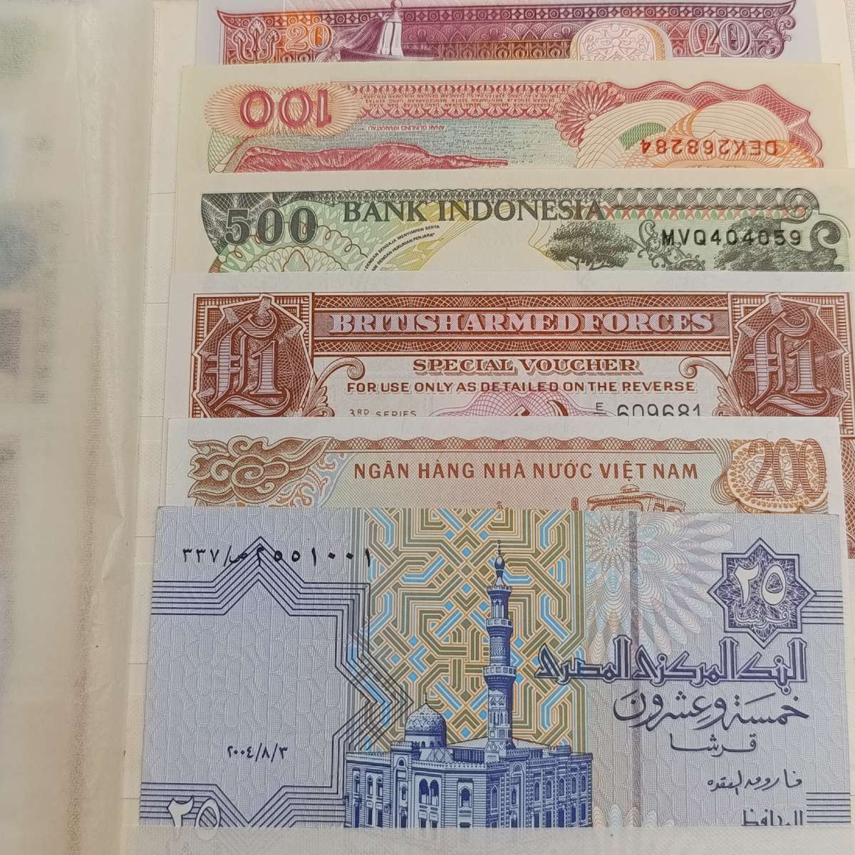 Lot of 100 world banknotes - mostly uncirculated