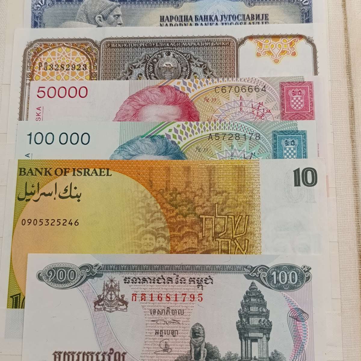 Lot of 100 world banknotes - mostly uncirculated