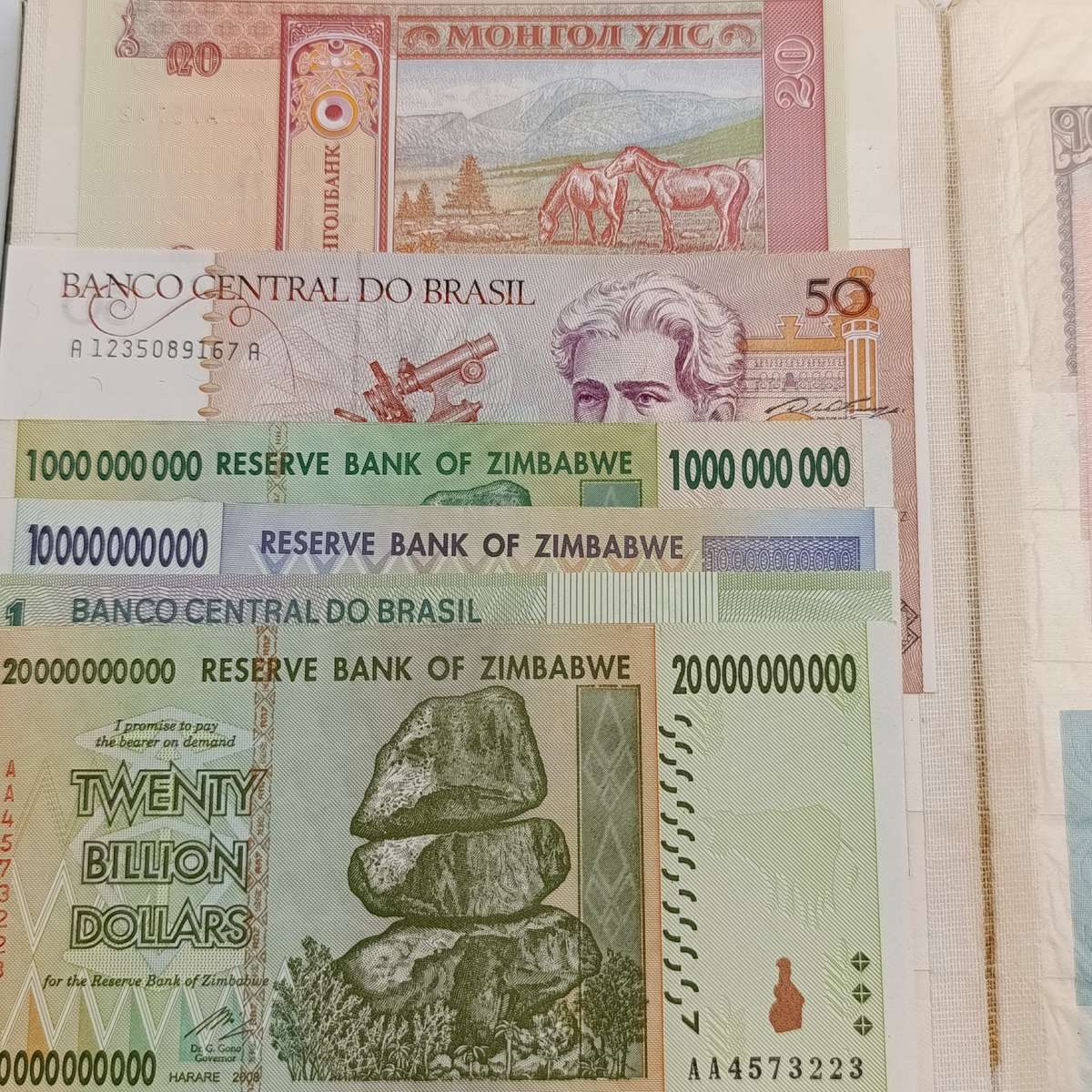 Lot of 100 world banknotes - mostly uncirculated