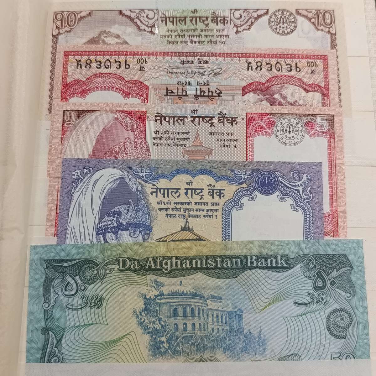 Lot of 100 world banknotes - mostly uncirculated