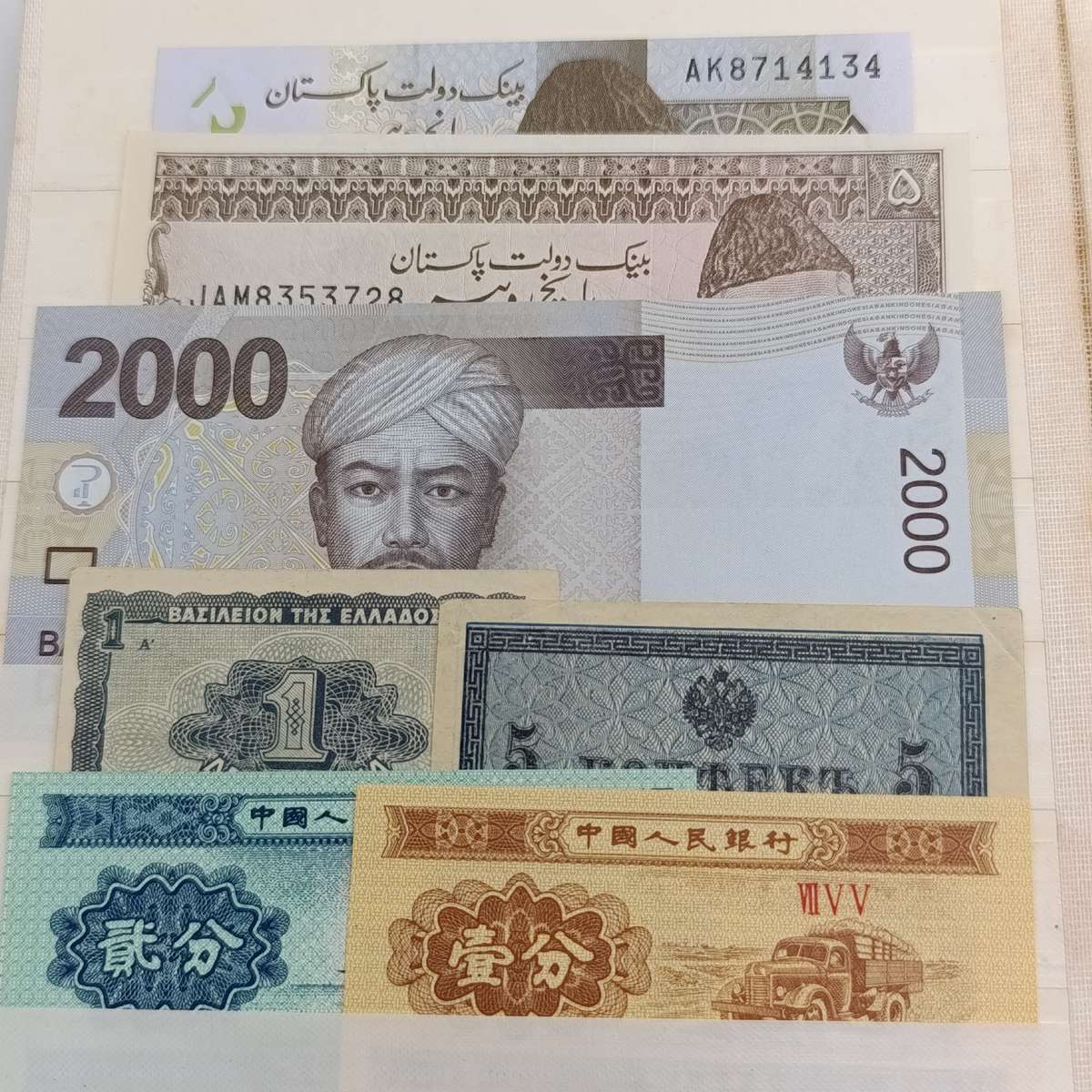 Lot of 100 world banknotes - mostly uncirculated