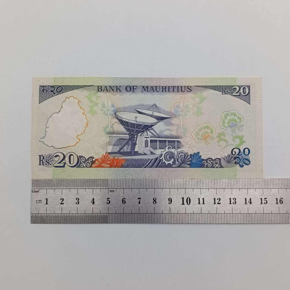 Mauritius 20 Rupees P-36  banknote - Pair - one disfigured