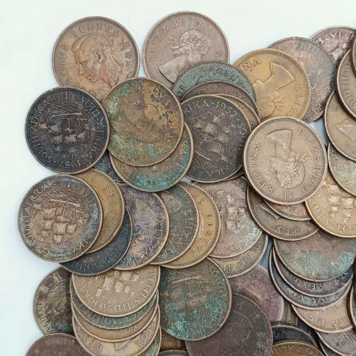 More than 100 old South African pennies - more than a kg of coins