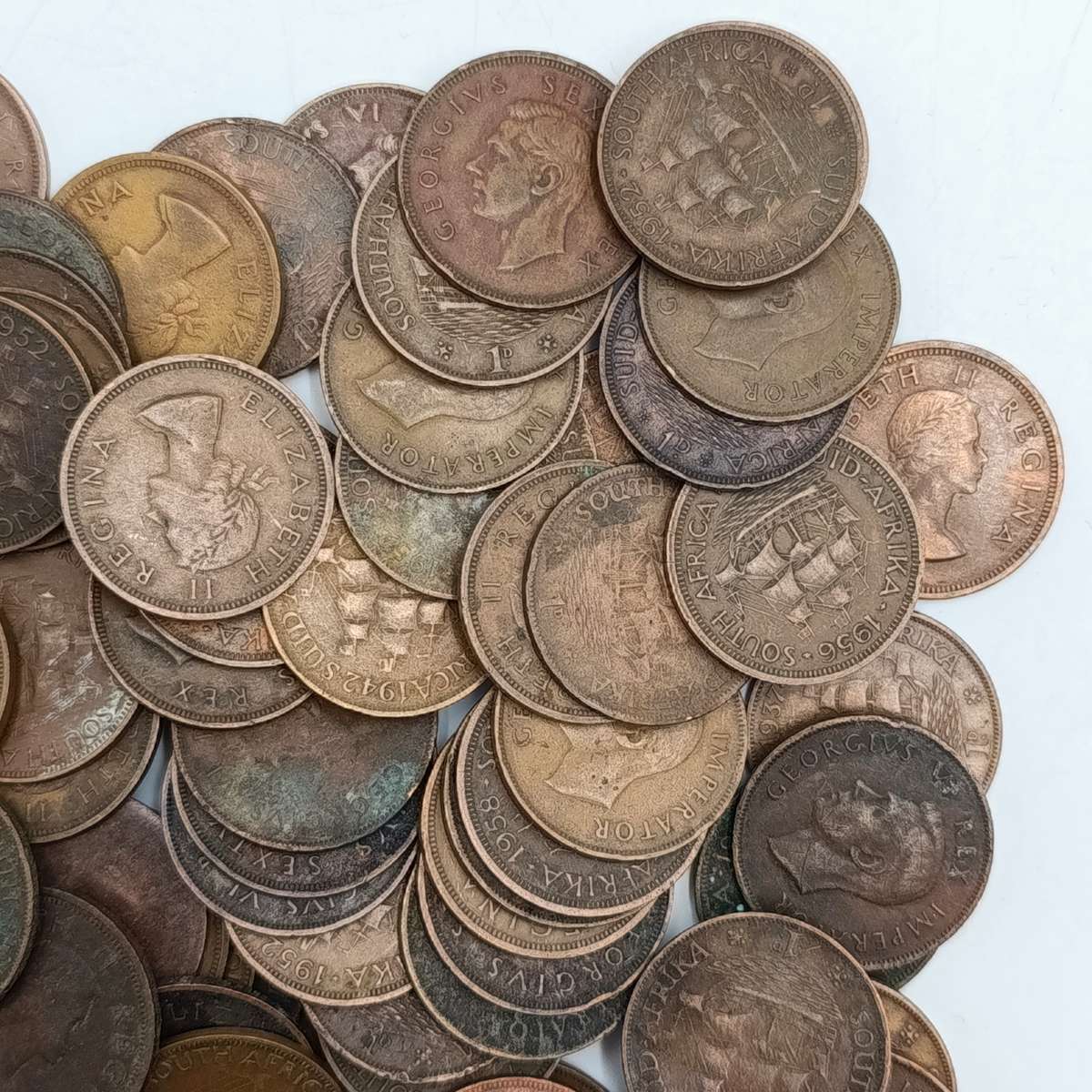More than 100 old South African pennies - more than a kg of coins
