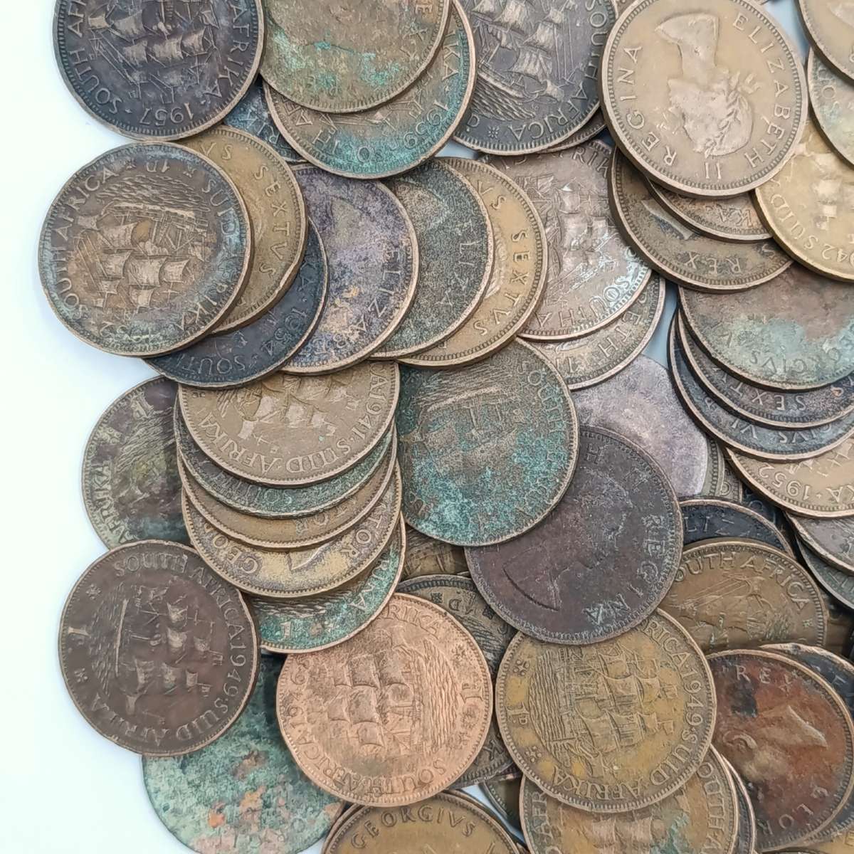 More than 100 old South African pennies - more than a kg of coins