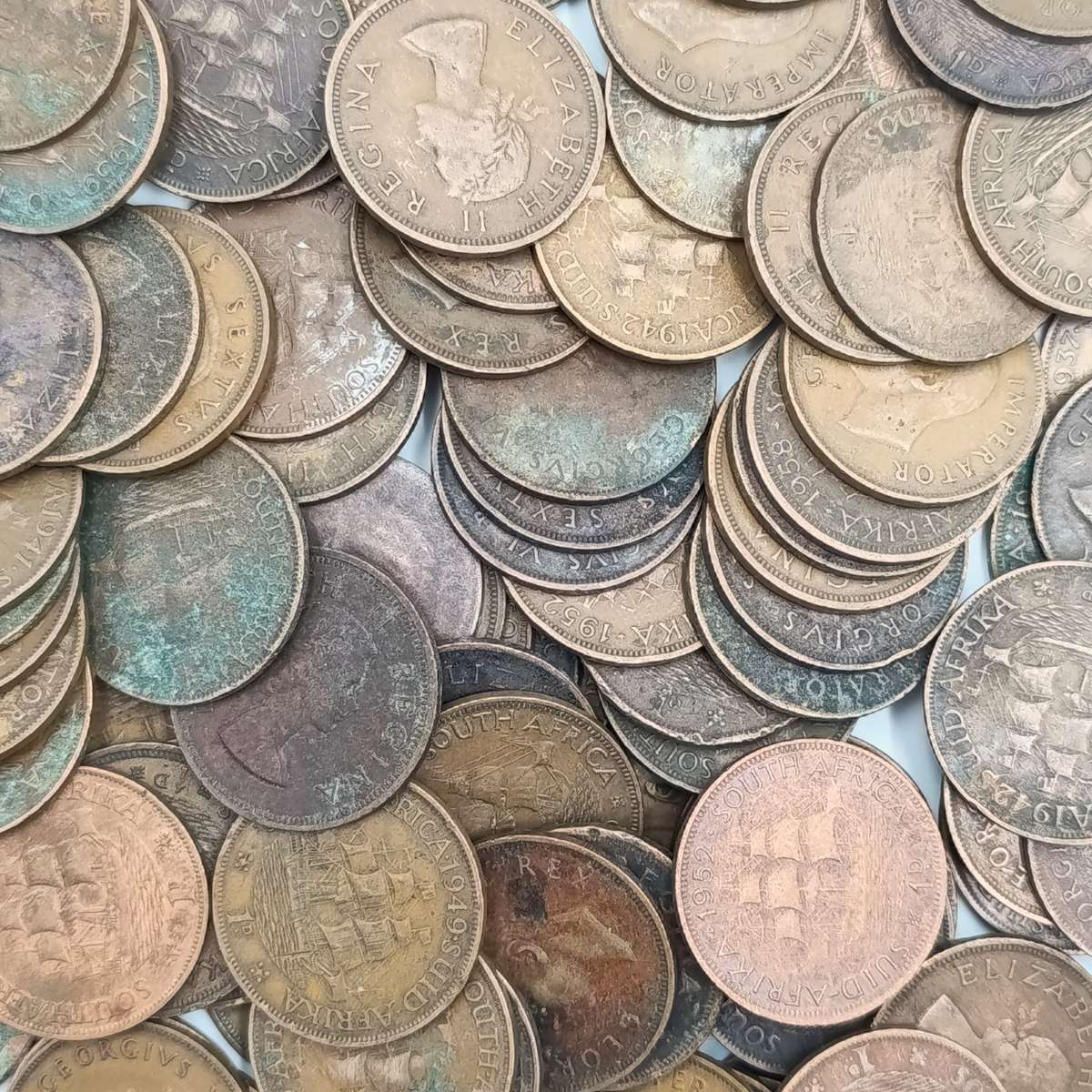 More than 100 old South African pennies - more than a kg of coins