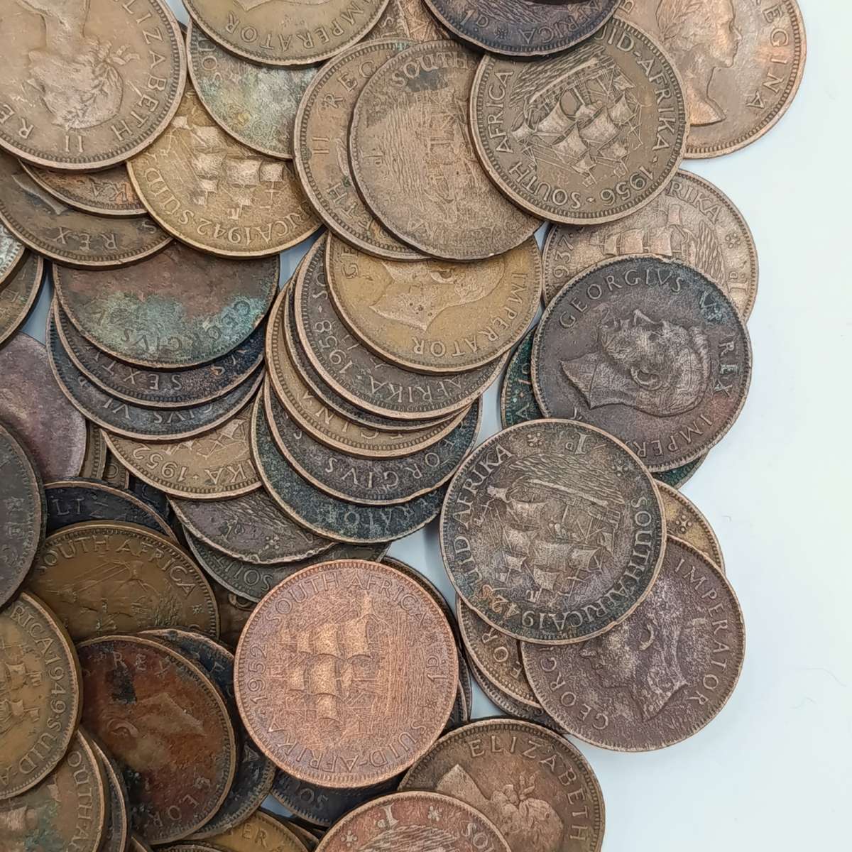 More than 100 old South African pennies - more than a kg of coins