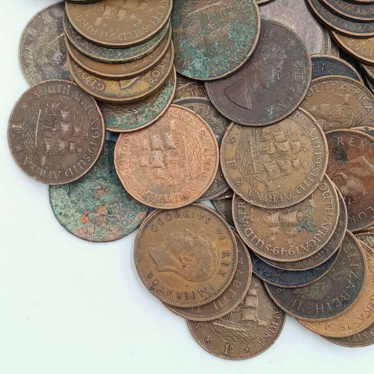 More than 100 old South African pennies - more than a kg of coins