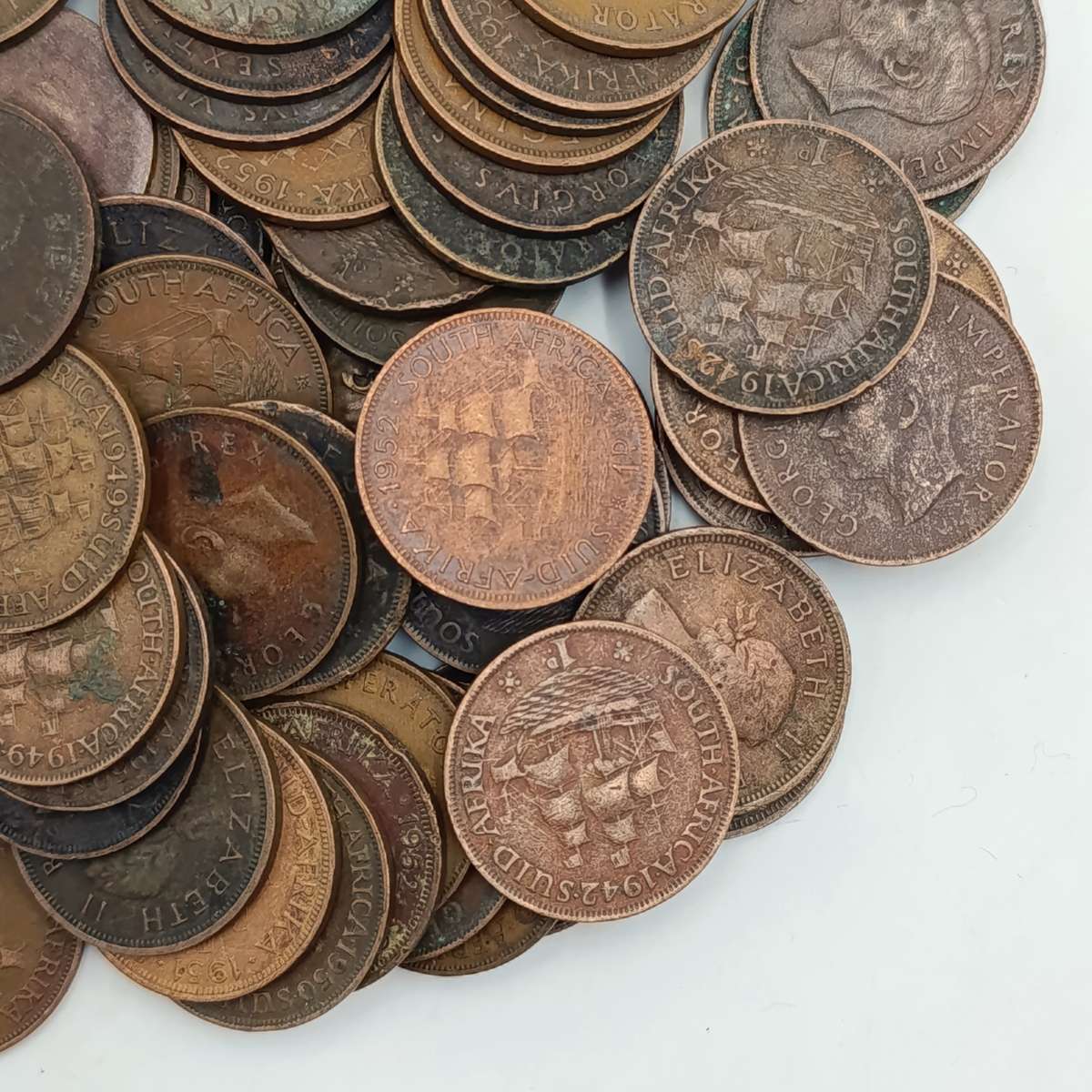 More than 100 old South African pennies - more than a kg of coins