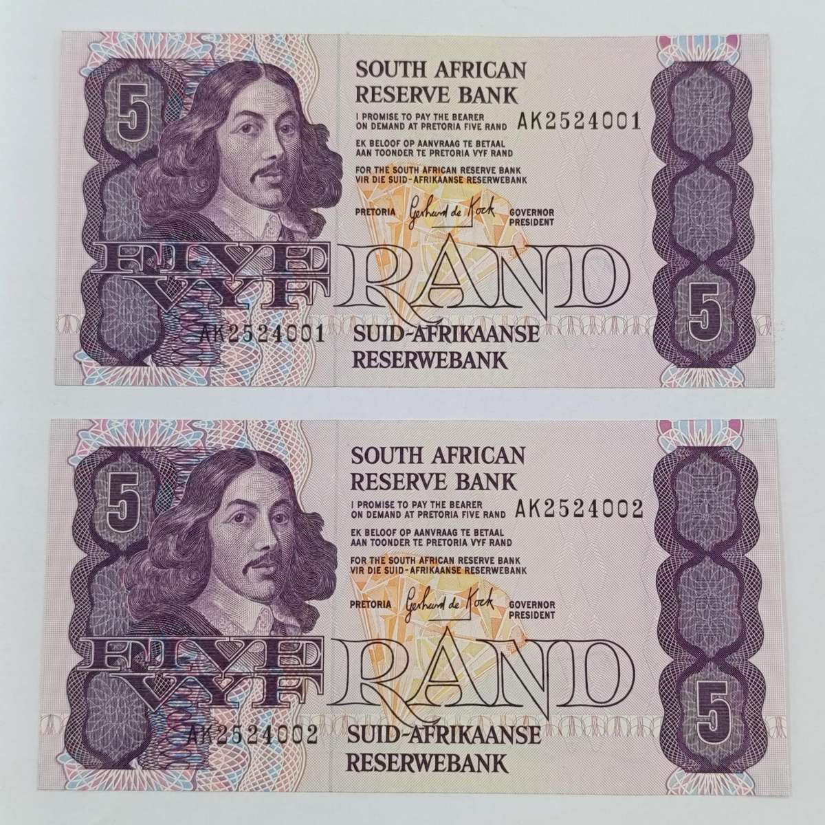 South Africa 3rd Issue GPC de Kock pair of R5 banknotes uncirculated with consecutive numbers