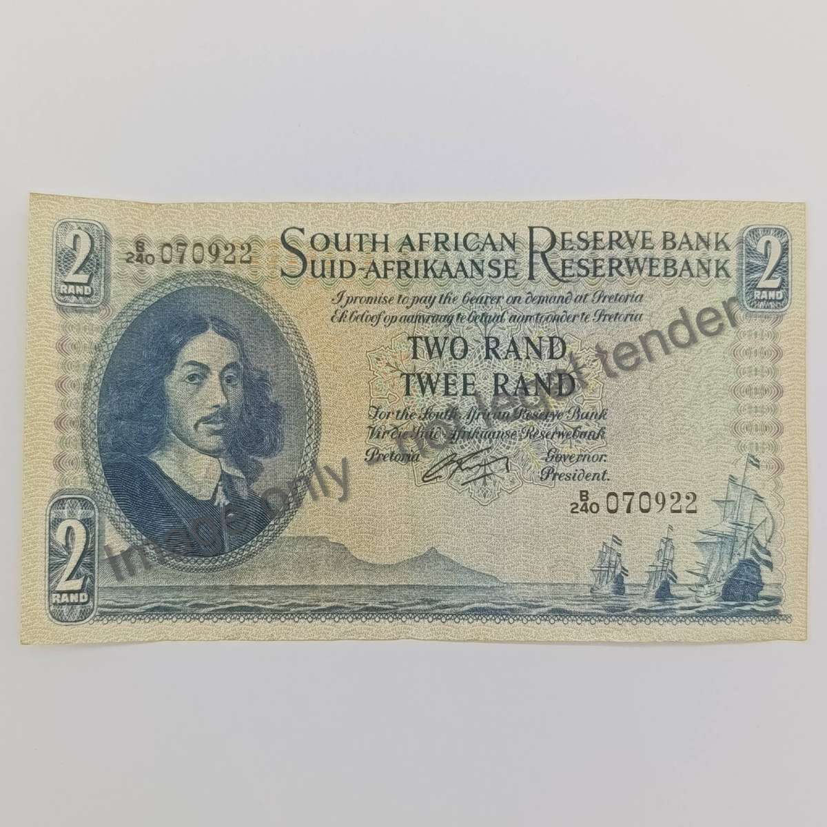 Pair of South African R2 rissik banknotes with consecutive numbers