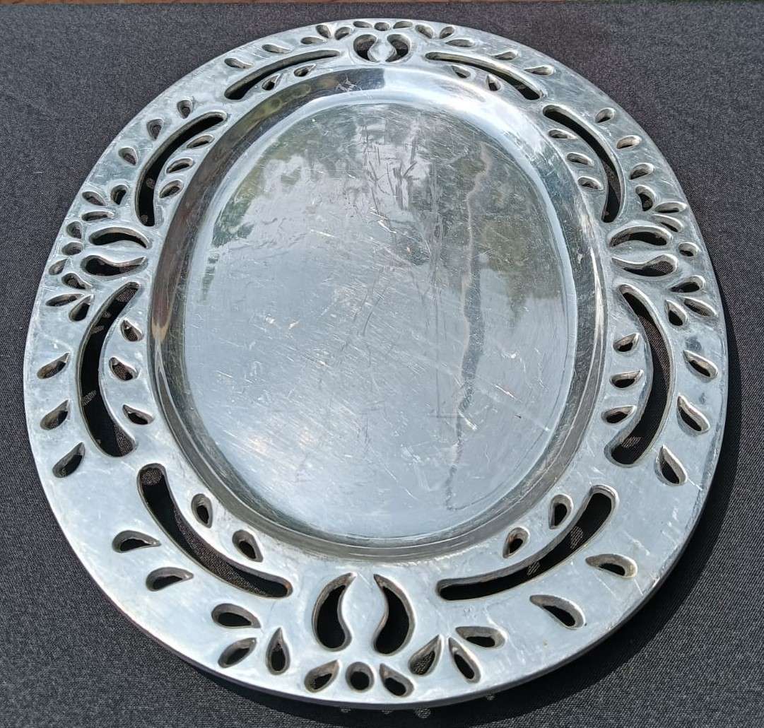 Aluminium Oval Shaped Platter Serving Tray with Beautiful Leaf Cutout Design