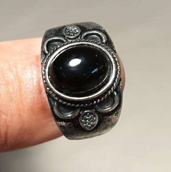 Vintage Black Onyx Silver Metal Mens Ring with Flower Relief Design Size P 18mm Inner Diameter