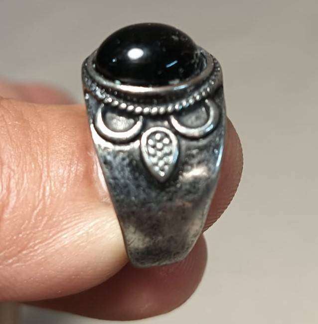 Vintage Black Onyx Silver Metal Mens Ring with Flower Relief Design Size P 18mm Inner Diameter