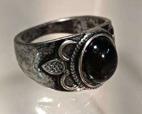 Vintage Black Onyx Silver Metal Mens Ring with Flower Relief Design Size P 18mm Inner Diameter