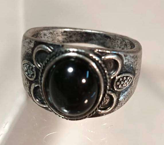 Vintage Black Onyx Silver Metal Mens Ring with Flower Relief Design Size P 18mm Inner Diameter