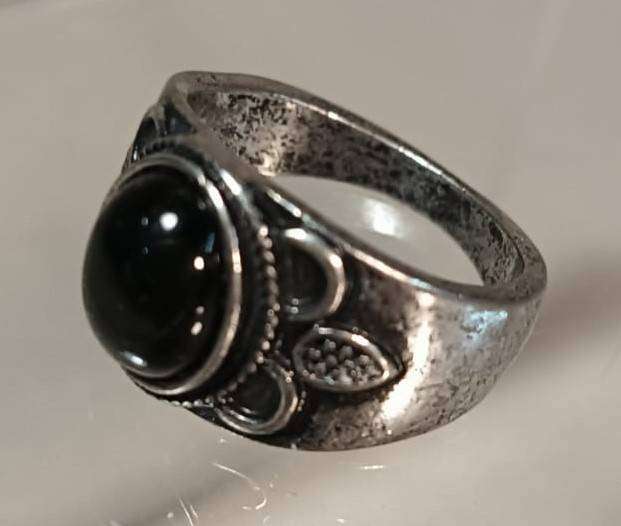 Vintage Black Onyx Silver Metal Mens Ring with Flower Relief Design Size P 18mm Inner Diameter