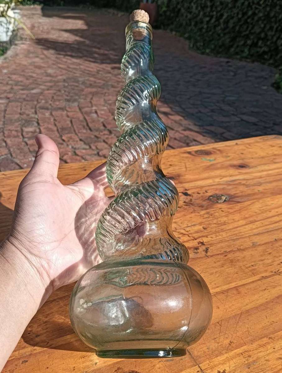 Star Trek DS9 Cardassian Kanar Serpent Shaped Bottle Vintage 1980s