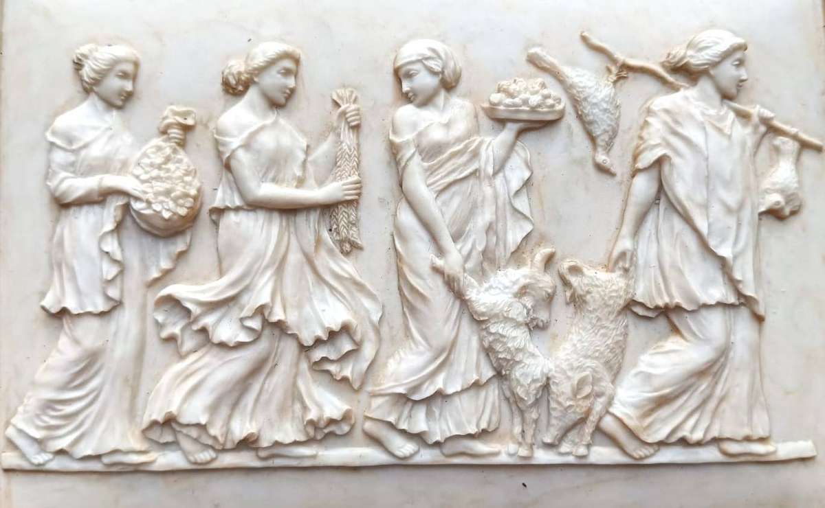 Beautiful Classical Themed Lidded Trinket Box with Aged off-white appearance