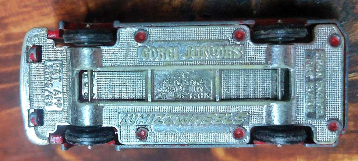 Corgi Juniors late 1960s Whizzwheels Simon Snorkel Fire Engine Diecast Early Model with Thin Whizzwh