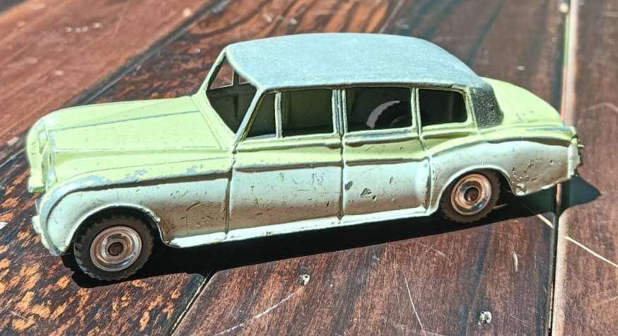Dinky Rolls Royce Phantom V Model 198 Two Tone Green/Cream with Concave Hubs RARE