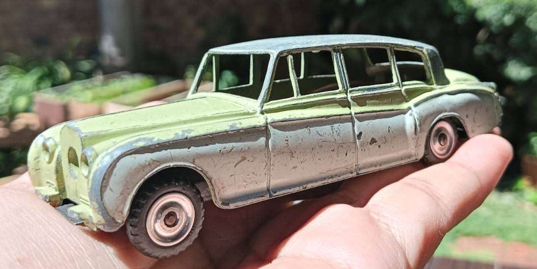 Dinky Rolls Royce Phantom V Model 198 Two Tone Green/Cream with Concave Hubs RARE