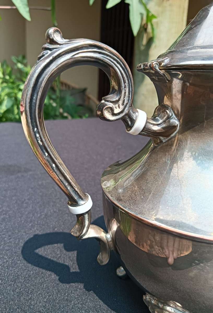 VINTAGE 1950S EMESS ENGLISH SILVERPLATED TEAPOT AND CREAMER IN GOOD CONDITION TEAPOT WEIGHS 1.3KG!