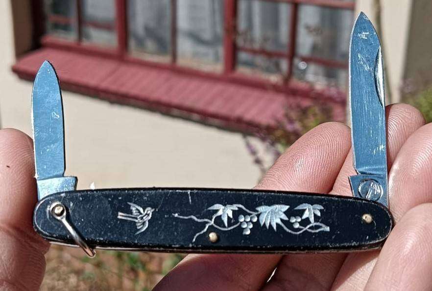 Japanese Twin Blade Mid 20th Cen Pocket Knife with Engraved Bird and Grape Vine Design Dagger Mark