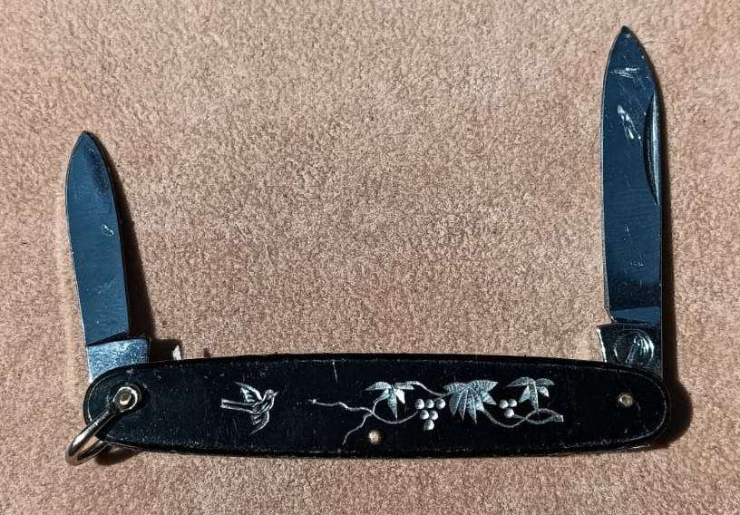 Japanese Twin Blade Mid 20th Cen Pocket Knife with Engraved Bird and Grape Vine Design Dagger Mark