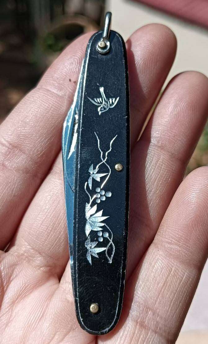Japanese Twin Blade Mid 20th Cen Pocket Knife with Engraved Bird and Grape Vine Design Dagger Mark
