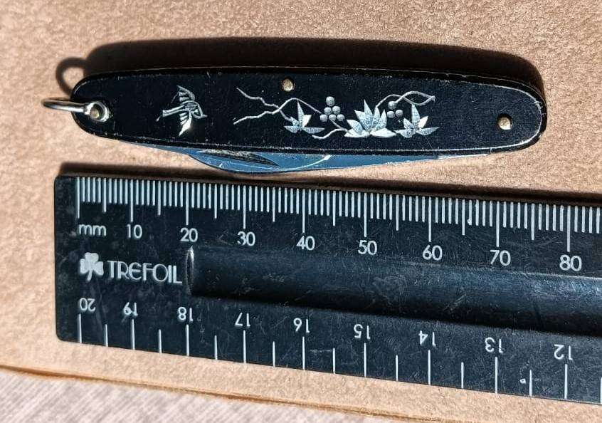 Japanese Twin Blade Mid 20th Cen Pocket Knife with Engraved Bird and Grape Vine Design Dagger Mark