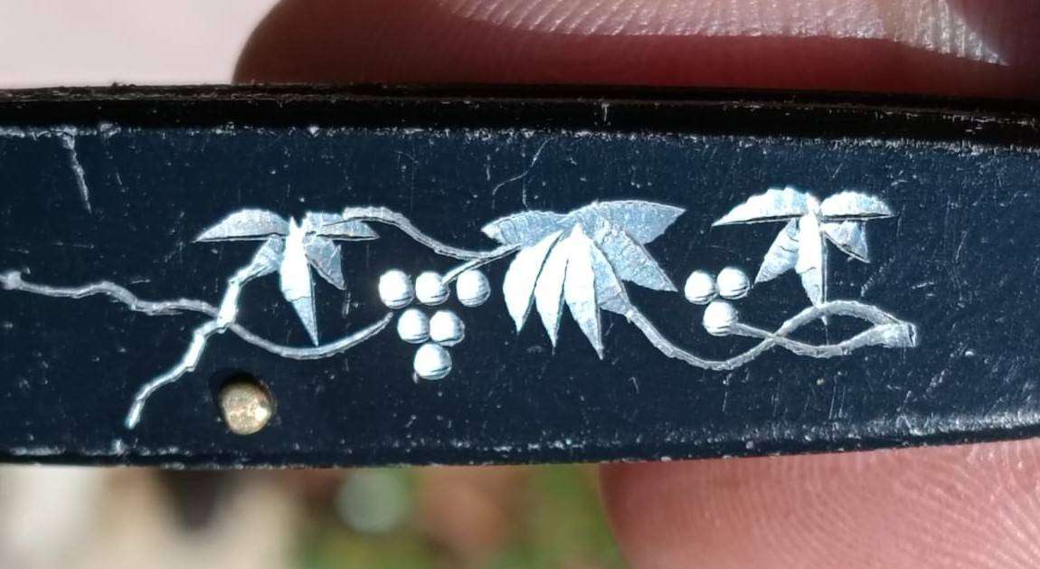 Japanese Twin Blade Mid 20th Cen Pocket Knife with Engraved Bird and Grape Vine Design Dagger Mark