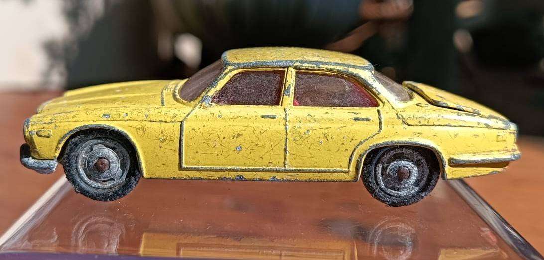 Husky (Corgi Range) 1960s Jaguar XJ6 4.2 with Opening Trunk Scale 1:64