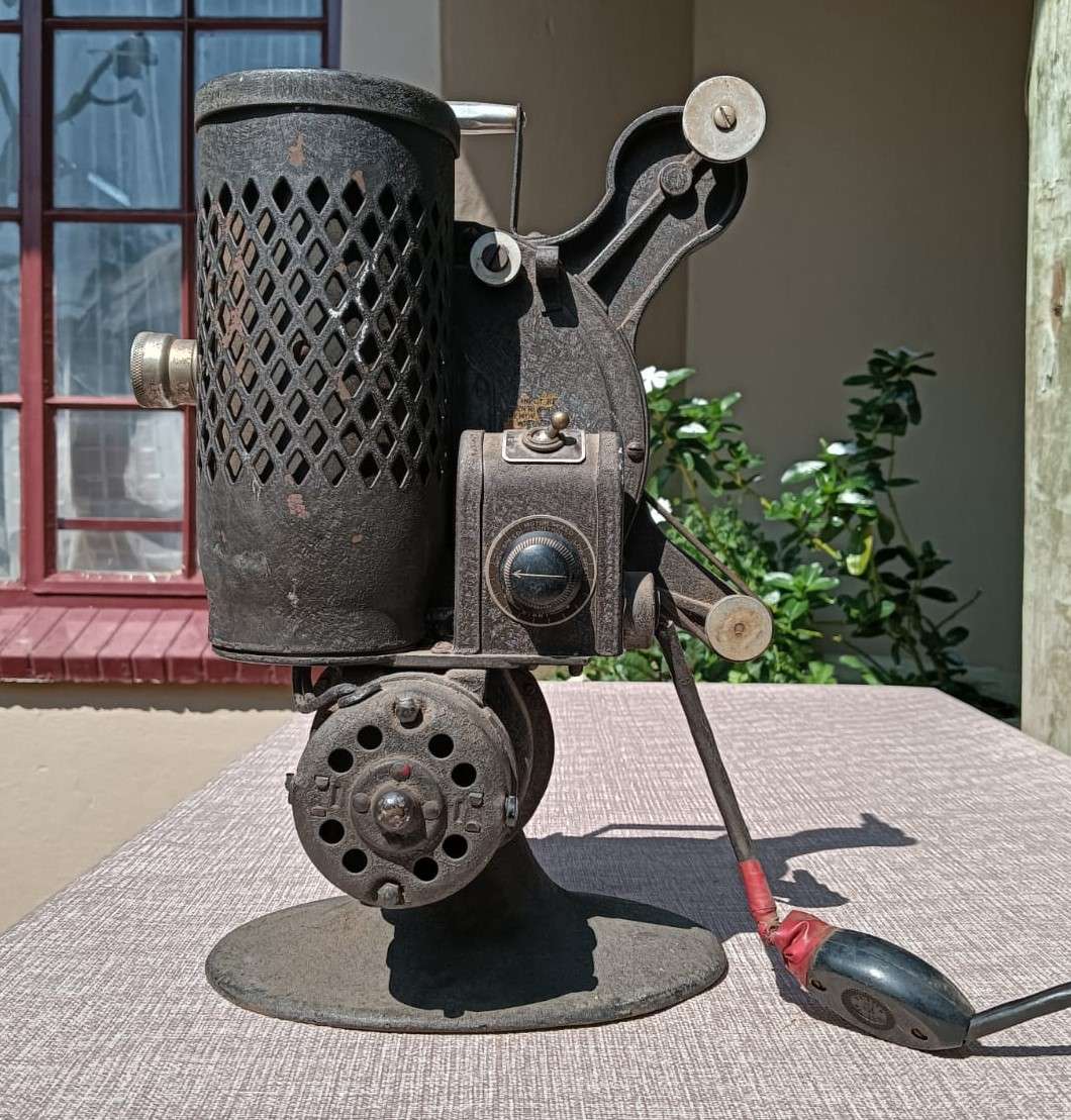 VINTAGE 1930S KEYSTONE USA A72 16MM FILM PROJECTOR (SERIAL NO 378846)